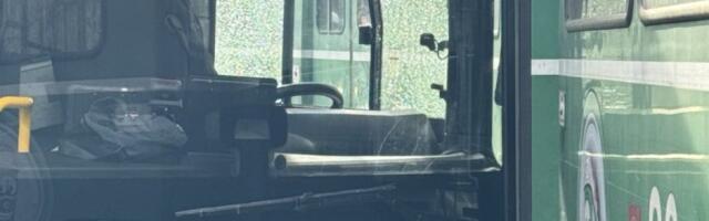 Haos na ulici: Tramvaj se zakucao u automobil, ima povređenih!