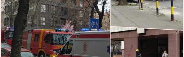 POŽAR NA DORĆOLU, JEDAN STANAR ZATRAŽIO LEKARSKU POMOĆ: Vatra buknula u stanu na trećem spratu zgrade! (foto)