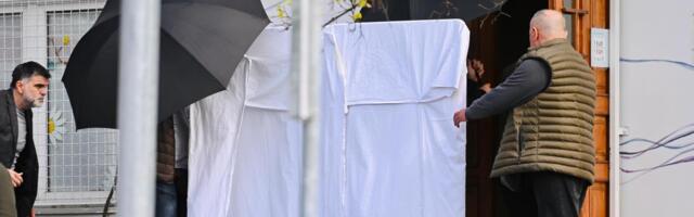 POGLEDAJTE KAKO JE MALOLETNI MASOVNI UBICA VRAĆEN IZ SUDA NA KLINIKU: Sakriven ispod crnih kišobrana, razvukli i paravane, inspektori oko njega (VIDEO/FOTO)