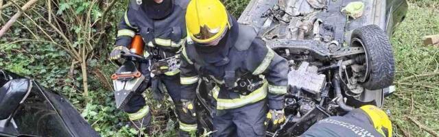 STREPNJA NA PUTU ZA MEDNU: Vatrogasci-spasioci sekli smrskano vozilo da spasu zarobljenu osobu!
