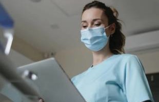 Jednostavni saveti lekara za sprečavanje hrkanja