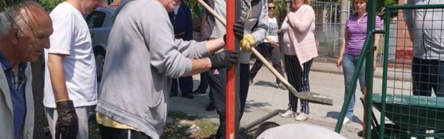 Gradonačelnik Kragujevca, aktivisti SNS i građani uređivali dvorište škole „Sveti Sava“