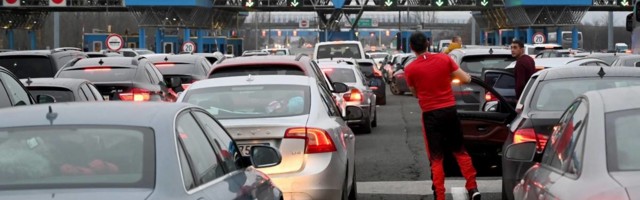 Satima čekao u koloni na graničnom prelazu sa Hrvatskom pa mu prekipelo - ljudi dele snimak dečka koji je izgubio strpljenje