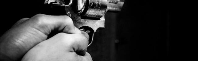 PANIKA U PROKUPLJU! Mlađi muškarac šetao sa pitoljem u ruci