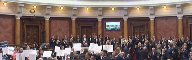 Parlament konstituisan uz zvižduke, transparente i međusobne uvrede, opozicija položila zakletve u holu
