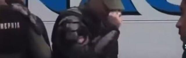 Ni žandarm više ne može: Krsti se na autobus pun SNS-ovaca (VIDEO)