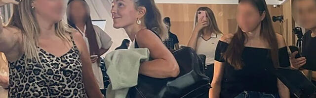 JELENA ĐOKOVIĆ POPUT STUDENTKINJE! Pojavila se na predavanju i odmah ukrala svu pažnju: Kosa vezana u rep, bez grama šminke, a stajling kao da je u svom domu (FOTO)
