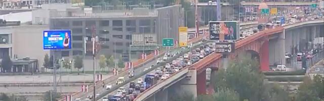 SAOBRAĆAJNI KOLAPS U BEOGRADU – NAJGORI ZASTOJI NA GAZELI! Vozila mile kroz centar grada, mostovi blokirani, a evo gde je sve potpuno stalo!