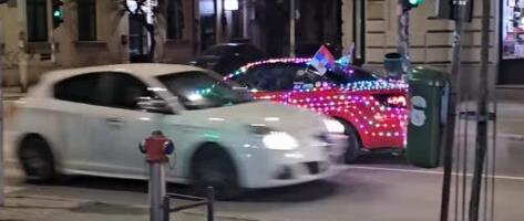 KAD GRADOM PROJURI "JELKA"! Besna mašina oduševila građane, a onda i korisnike mreža: Možda volite praznike, ali NE I KOLIKO OVAJ PANČEVAC! (VIDEO)