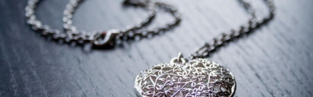 NEVEROVATNO OTKRIĆE NA BUVLJAKU Kupila polovne minđuše za 100 dinara – vrednost ih je BACILA U TRANS! (FOTO)