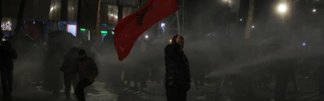 Protesti u Albaniji: Demonstranti bacali molotovljeve koktele i pirotehnička sredstva na kancelariju Edija Rame