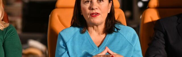 GLUMICA (70) USKRS PROVELA OKRUŽENA KENGURIMA: Oglasila se sa  plaže BEZ TRUNKE ŠMINKE, nikome nije bilo jasno šta se dešava u pozadini! (FOTO)