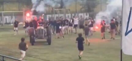 DOK EVROPA SLAVI UZ ŠAMPANJAC, U SRBIJI SE TITULE PROSLAVLJAJU OVAKO! Traktor uleteo na teren, nastale scene za nevericu! (VIDEO)