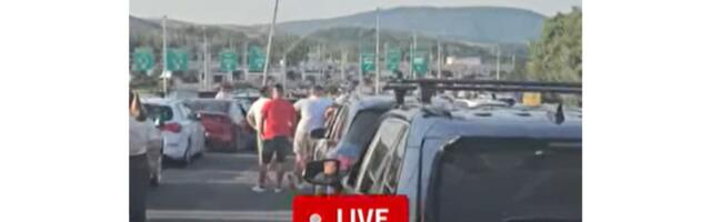 Srbi "legli" na sirene, u kolonama deca i trudnice! Štrajk u Grčkoj napravio potpuni kolaps, situacija napeta