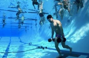 Vrhunski plivač odlučuje da isproba vežbe specijalnih jedinica