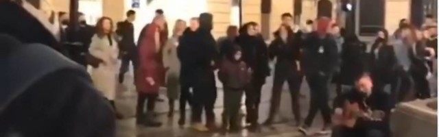 Beograđani se spontano okupili pa pevali sa uličnim sviračima u centru grada - snimak pokrenuo diskusiju na društvenim mrežama