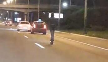MALOLETNI KAMIKAZA NA PUTU U BEOGRADU! Zapanjujuća scena snimljena tokom noći, pogledajte šta radi dok oko njega u punoj brzini JURE AUTOMOBILI (VIDEO)