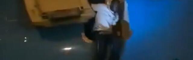 VIDEO: Putnici u Kongu prvo satima sedeli u pregrejanom avionu, pa poiskakali na pistu sa tri metra visine