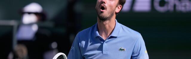 Nedavno pobedio Alkaraza, Medvedev sada neprijatno šokirao protiv momka koji "igra" samo na jednoj podlozi