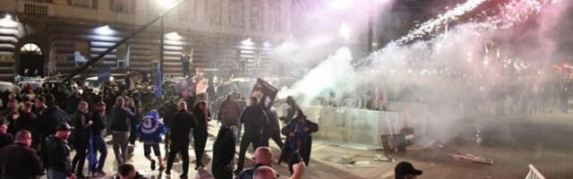 "ŽURKA" NA TRGU: Veliki sukob policije i demonstranata, leteli SUZAVCI I KAMENICE! Opozicija tražila pomoć lekara (FOTO, VIDEO)