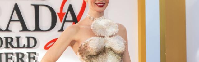 Pravljena 4.000 sati, sa 25.000 svilenih pera: Haljina Emili Blant sa premijere filma "Đavo nosi Pradu 2" je čist luksuz