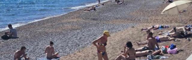 ŽENA NA PLAŽI U CRNOJ GORI ŠOKIRALA LJUDE: Ne kupa se, SVI GLEDAJU ŠTA DRŽI U RUKAMA - "ovo je kraj sveta" (VIDEO)
