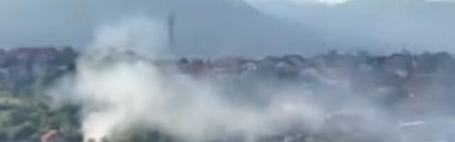 POŽAR U SARAJEVU: Vatrogasci celu noć gasili  buktinju, komšije se guše u otrovnom dimu, a vlasnik divlje deponije sve bahato posmatrao sa prozora! (VIDEO)