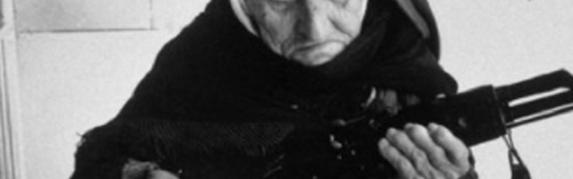 Jermenska baka od 106. godina štitila je svoj dom AKM-om 1990. godine