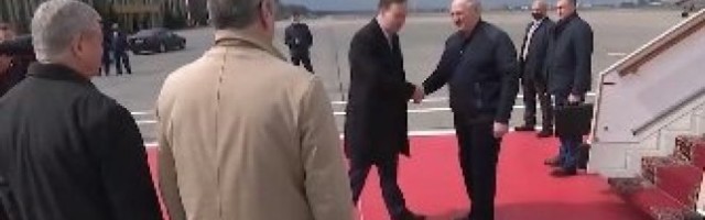 LUKAŠENKO SLETEO U MOSKVU! Sastanak sa Putinom bi mogao da traje do kasno večeras! /VIDEO/