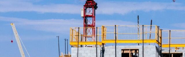 Tragedija u Zemunu: Radnik pao sa visine, bez svesti ga prevezla Hitna!