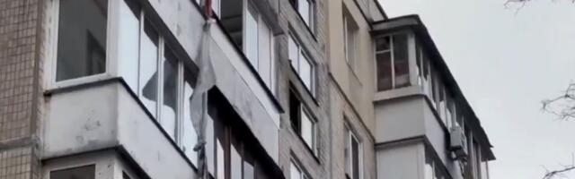 NAPRAVILI UŽE OD ČARŠAVA DA POBEGNU IZ ZAPALJENE ZGRADE: Potresan snimak nakon sinoćnjeg ruskog napada na Kijev (VIDEO)