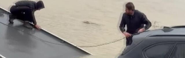 POPLAVE PARALISALE I ALBANIJU, KUĆE POD VODOM, DRAČ NAJVIŠE POGOĐEN: Blokirani putevi, obustavljena nastava u školama, u toku EVAKUACIJA nekoliko porodica VIDEO