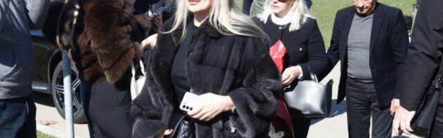 ESTRADA SE OKUPILA NA POMENU SAŠI POPOVIĆU: Jecaj supruge našeg pevača odjeknuo grobljem! (VIDEO)