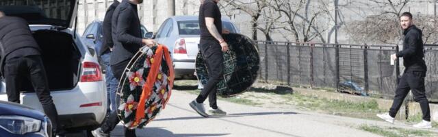 Sve spremno za najtužniji dan: U dvorište Lazića stigli ogromni venci cveća, šatori postavljeni