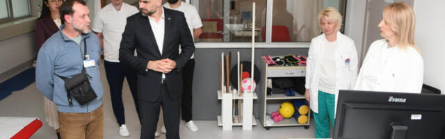 ​Мићин уручио Дому здравља на Лиману 150 рачунара