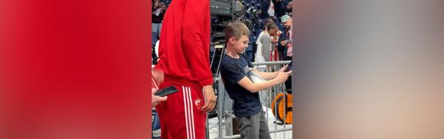 Kakav gest Nvrore! Poklonio patike najmlađem navijaču, a onda bos išetao sa terena