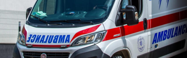 Нови Сад: жена повређена приликом пада дрвене конструкције у тржном центру