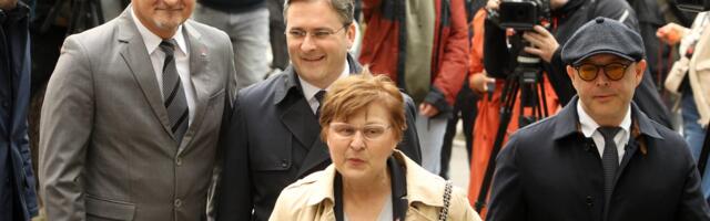 Selaković dočekan zvižducima ispred Višeg suda u Beogradu