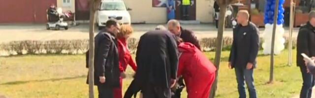 Ženi pozlilo na mitingu SNS u Čurugu, Vučić prekinuo svoj govor i odmah sišao sa bine da pomogne!