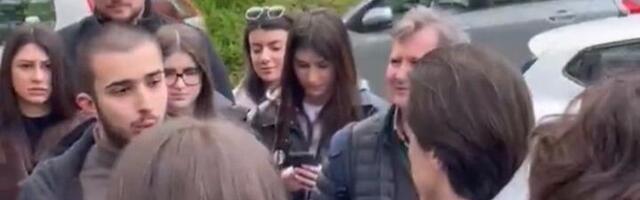 Mladi naprednjak uhvaćen na plenumu dok je snimao lajv za Informer (VIDEO)