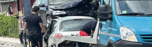 KARAMBOL U CENTRU BEOGRADA: SKRETAO, PA SLUPAO 4 PARKIRANA AUTOMOBILA Stanare zgrada probudio JAK UDARAC