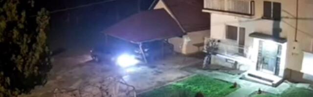 Dramatičan snimak nezgode kod Obrenovca: Vozač izleteo iz krivine pa se zakucao u dvorište kuće, šteta ogromna