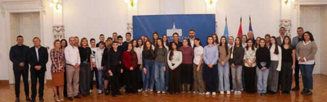 Мићин угостио 50 најбољих ђака из новосадских основних школа који су путовали на Крф