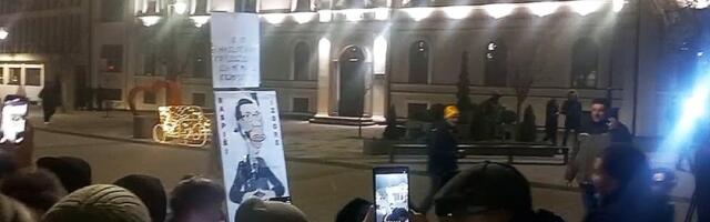 Skandal u Čačku: Okupila se šačica blokadera, pa izvela sraman performans - Vučića gađali jajima (VIDEO)