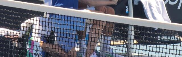 Ko kome "dođe" 100 dolara i šta to Novak Đoković gleda na treningu? /FOTO/