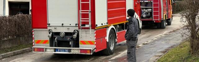 Jeziv požar u Čačku: Vatrogasci iz plamena izvlačili povređenu osobu (FOTO)