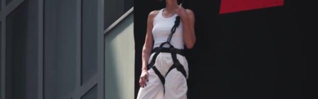 Glumica se popela na bilbord: Prolaznici ostali u šoku (VIDEO)