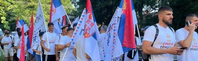 "Dolazimo punog srca": Građani iz Novog Sada krenuli na skup u Beogradu (FOTO/VIDEO)