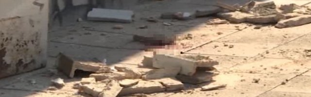 (VIDEO) DEO FASADE PAO ŽENI NA GLAVU u centru Beograda, HITNO PREVEZENA U URGENTNI CENTAR