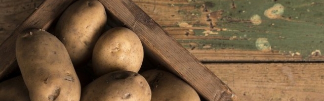 TRIK DA KROMPIR NE PROKLIJA TOKOM DUŽEG STAJANJA! Samo stavite ovo u kesu sa njim i ne brinite!